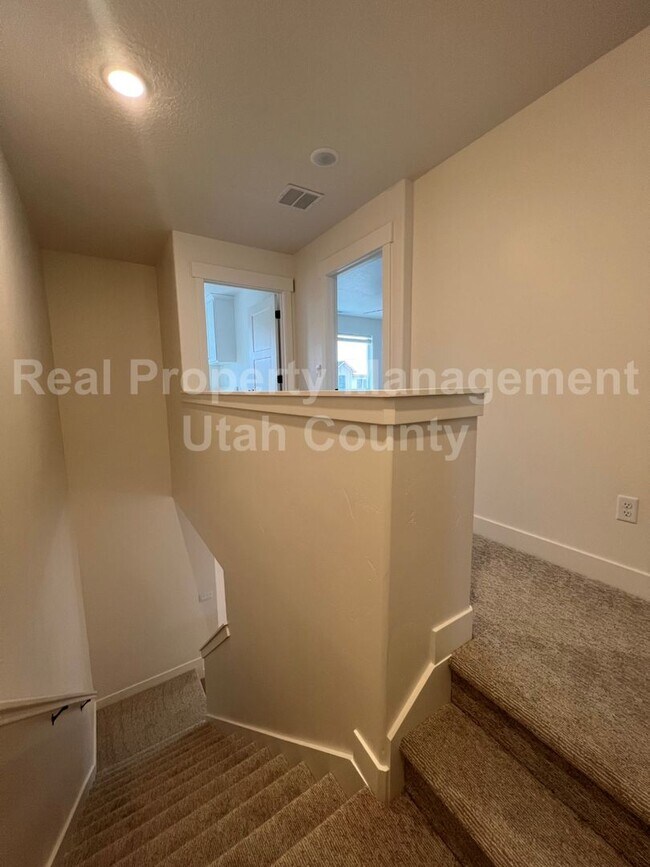 Building Photo - Newer American Fork Townhouse