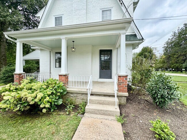 Building Photo - 514 Tennis Ave