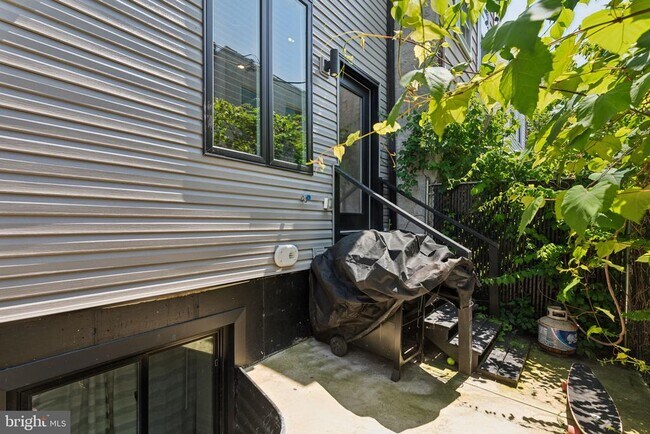 Building Photo - 1510 N Hollywood St