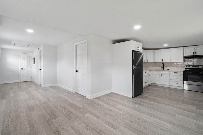 Building Photo - 137 SW 9th Ave