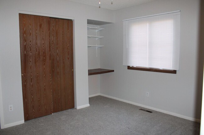 Building Photo - Charming 2-Bedroom Home with Fenced Yard &...