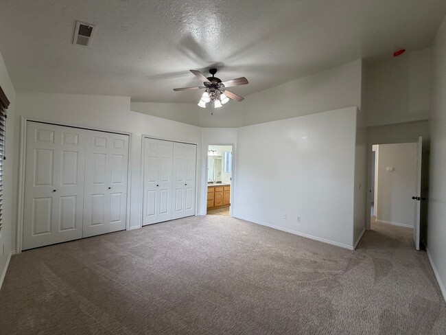 Building Photo - SPACIOUS HOME FOR RENT!