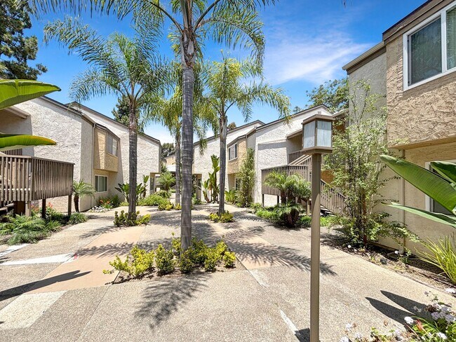 Building Photo - Upgraded 1B/1BA Condo in La Jolla W/ Parki...