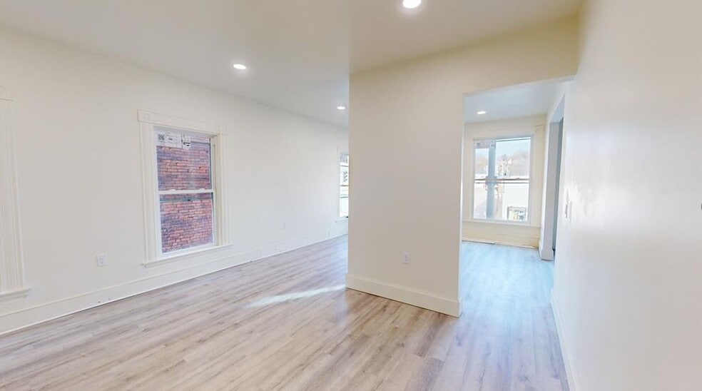 Unit 2 - 736 Main St