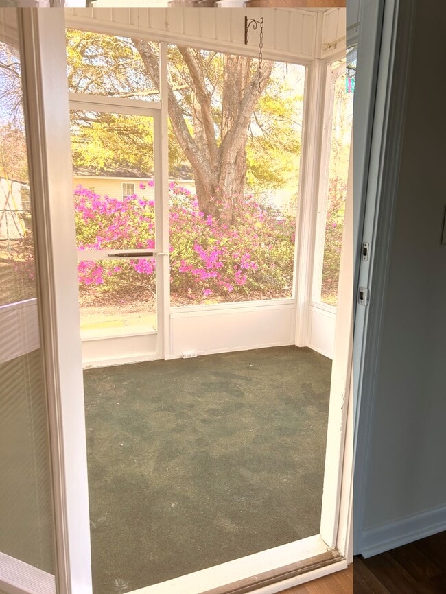 Building Photo - 2099 Oak St