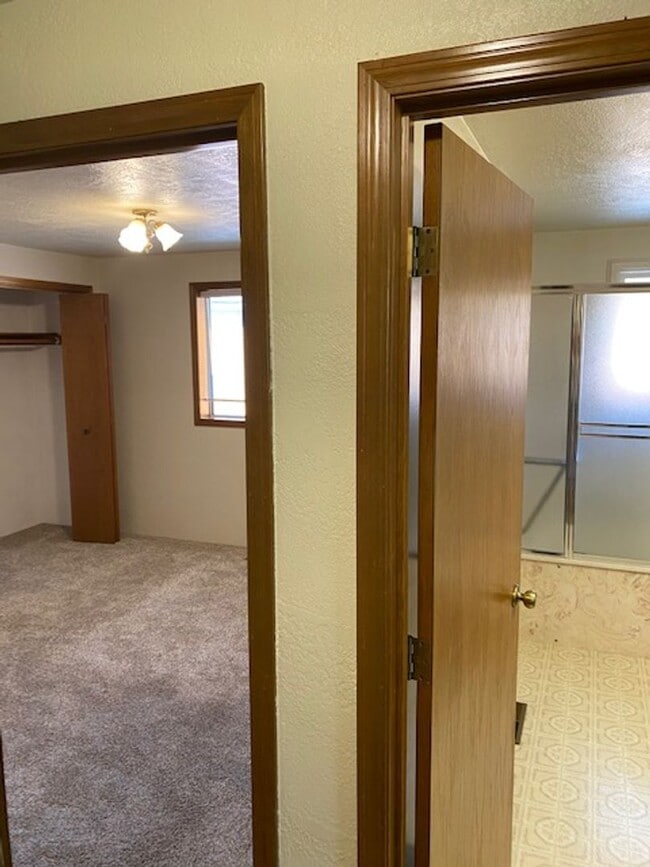 Building Photo - LARGE SINGLE FAMILY HOME, ONE LEVEL W/ FEN...