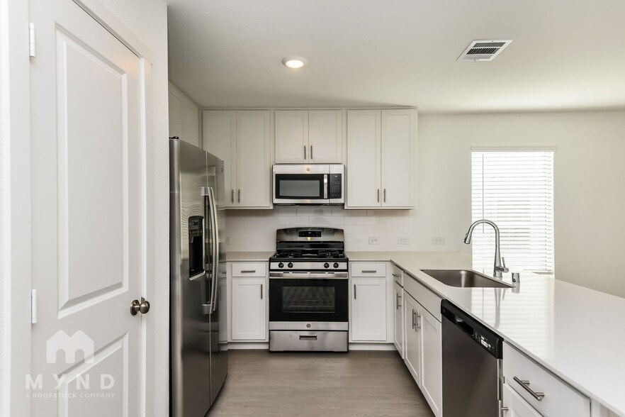 Building Photo - 2745 Ctr Crk Ln