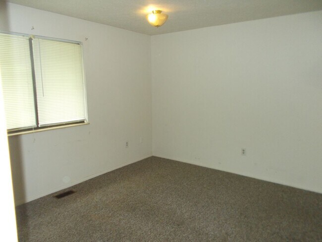 Building Photo - 223 S 48th St