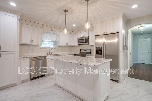 Building Photo - 902 Churchill Rd