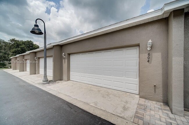Building Photo - 604 Rogue Dr