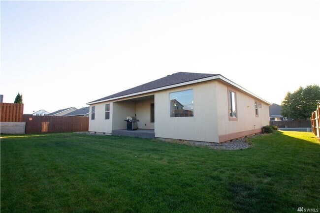 Building Photo - Beautiful 3 bed 2 bath stucco home in a newer area of homes. Just down the street from Park Orcha...