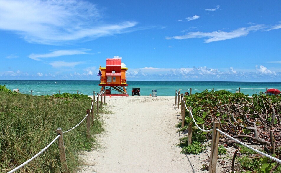 Walk right over to the beach - 6620 Indian Creek Dr