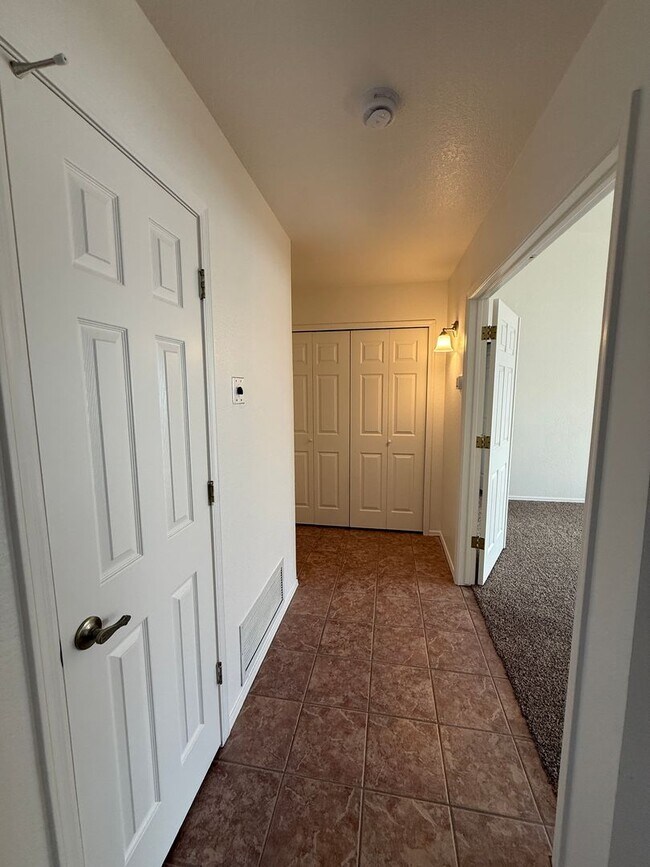 Building Photo - 3 Bed 2 Bath home in the highly desirable Northwest Tucson area. New paint and Carpet!