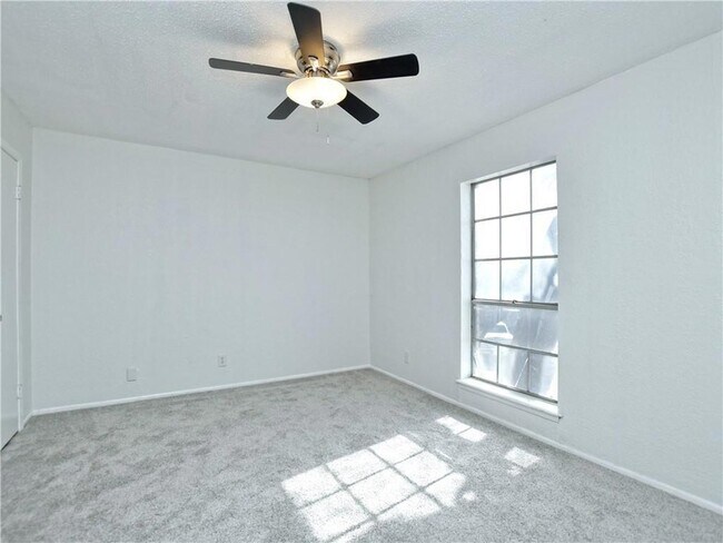 Building Photo - 2425 Ashdale Dr