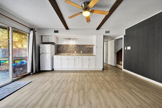 Building Photo - Beautiful home available in Castle Hills!
