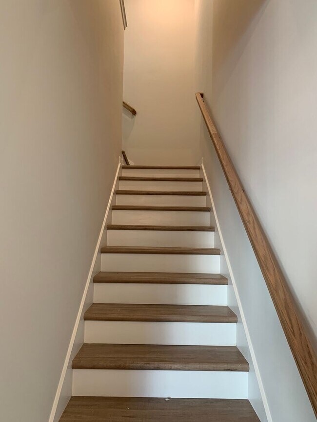 Building Photo - SUBLEASE AVAILABLE JANUARY 2026-JUNE 2026 WITH OPTION TO RENEW