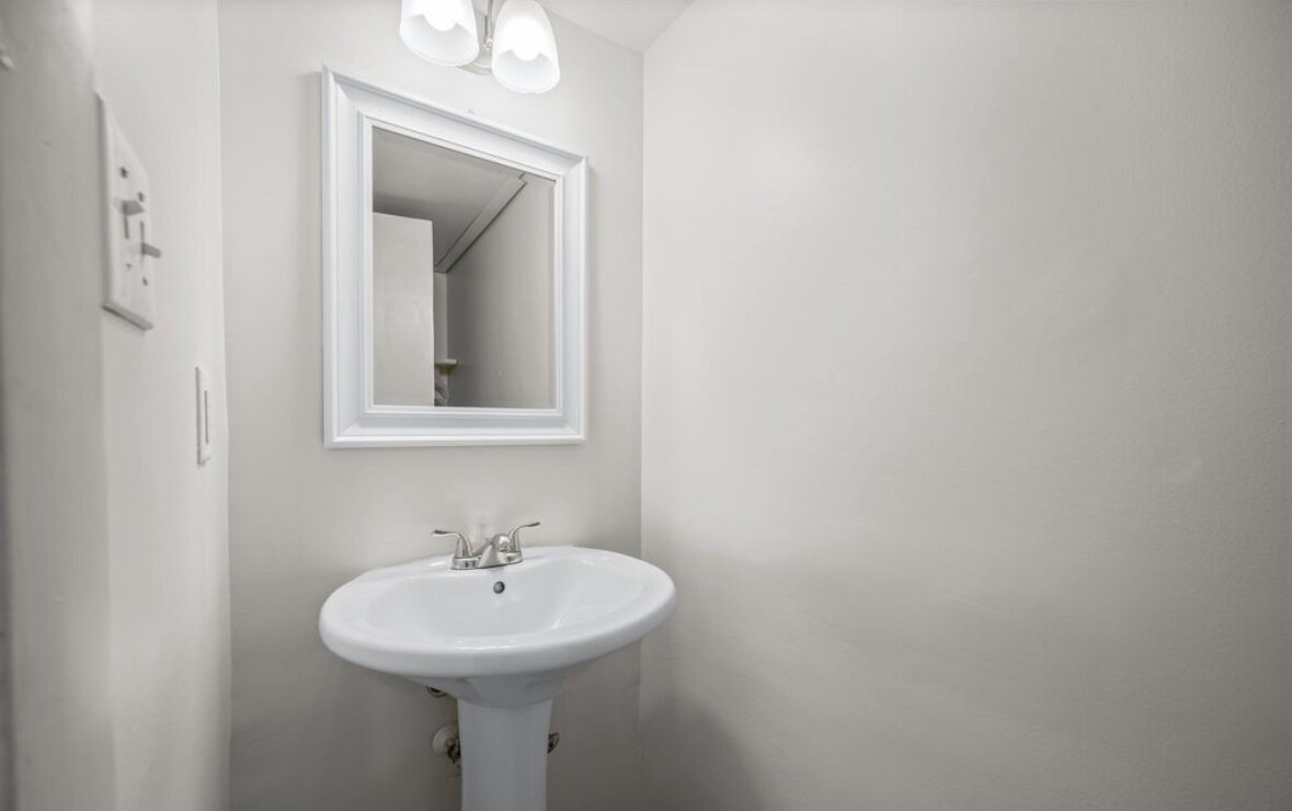 Building Photo - 18120 Windsor Hill Dr