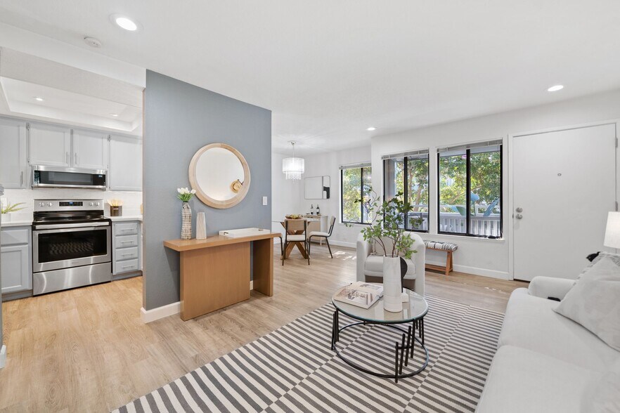 Building Photo - 906 La Barbera Dr