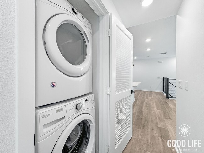 Building Photo - Beautiful 3BD/3BA w/ A/C, In-Unit Laundry, and Attached Garage in Mission Valley!