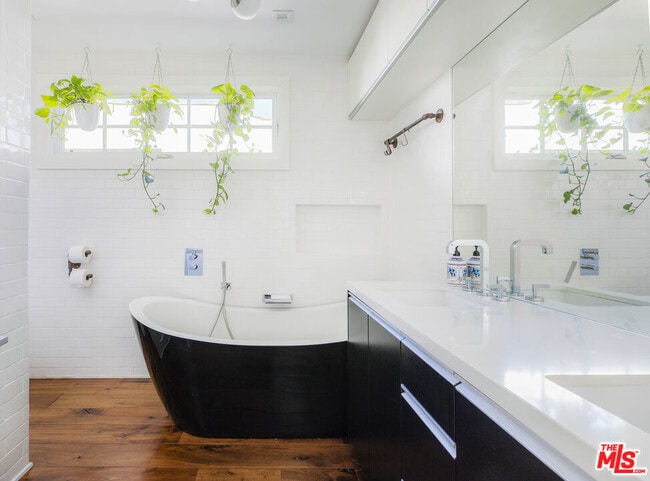 Building Photo - 3472 Rowena Ave