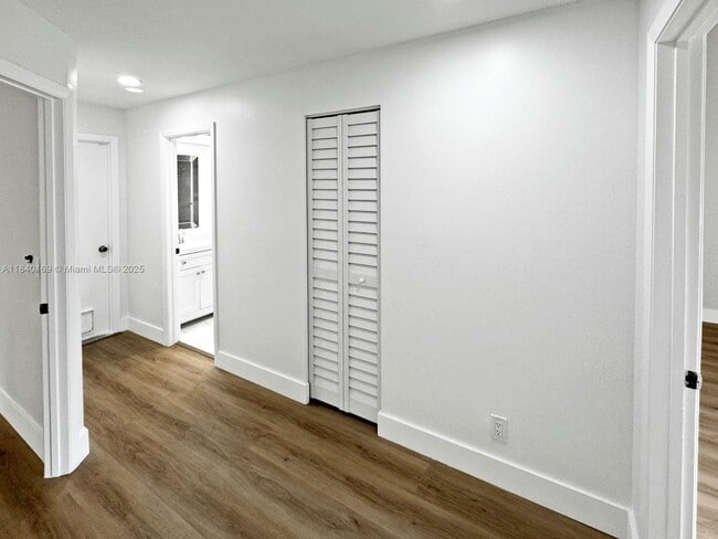 Building Photo - 9348 Chelsea Dr S