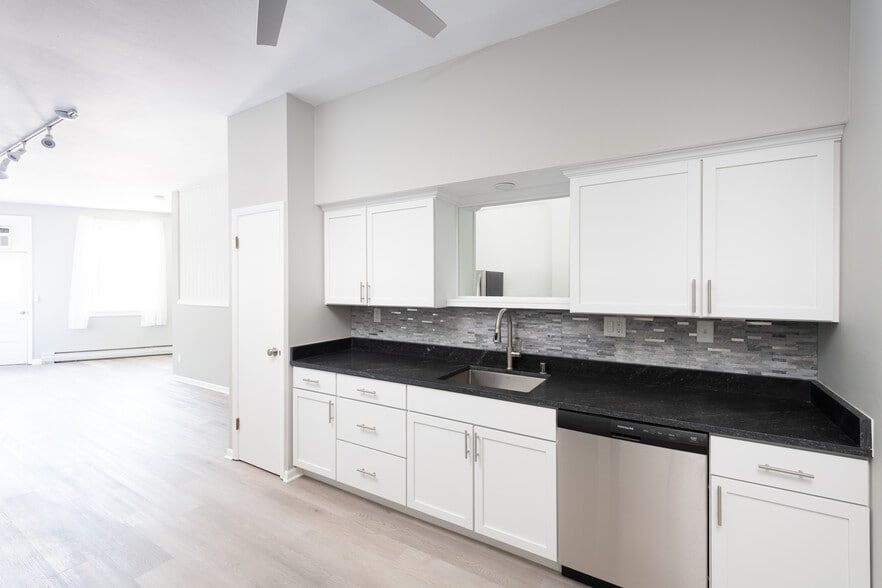 Primary Photo - 2266 S Kinnickinnic Ave