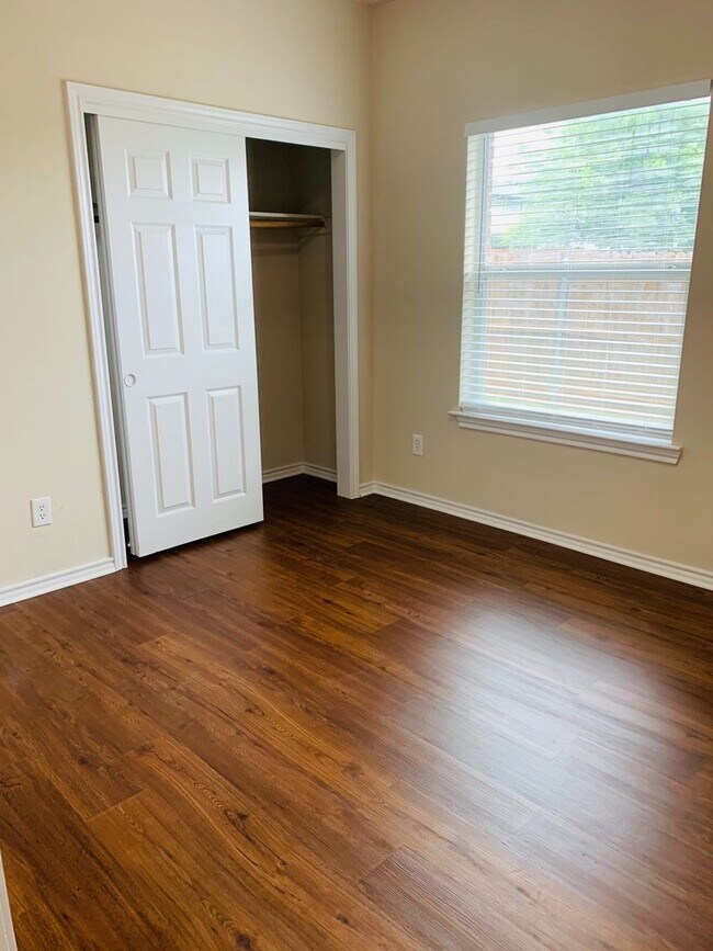 Building Photo - Charming 3/2 Duplex with Garage — No Carpet, Fenced Yard!