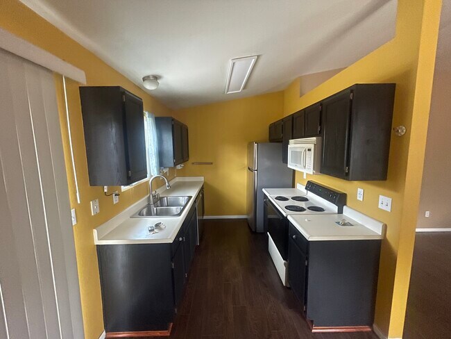 Kitchen - 970 Apollo Ct