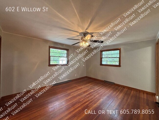 Building Photo - 602 E Willow St
