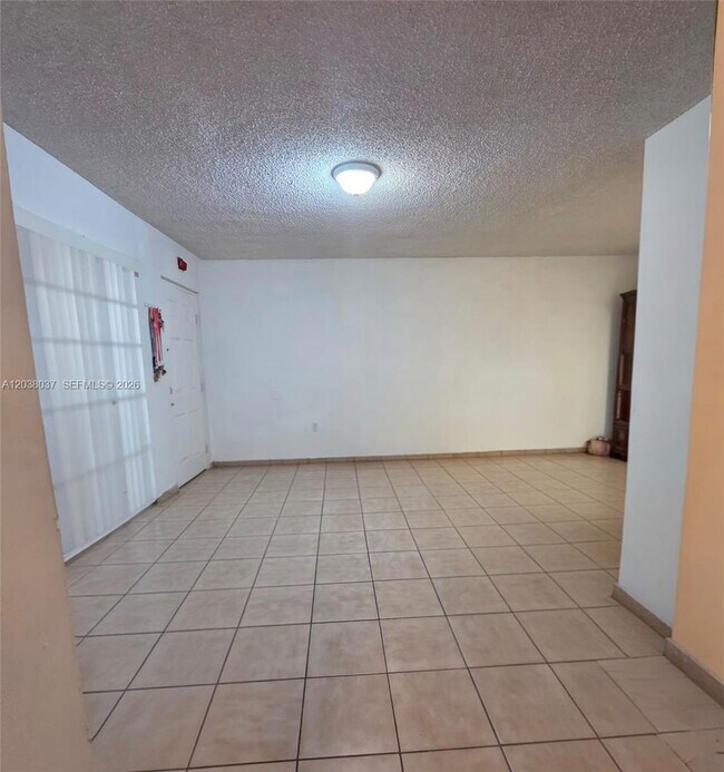 Building Photo - 2560 W 60th St