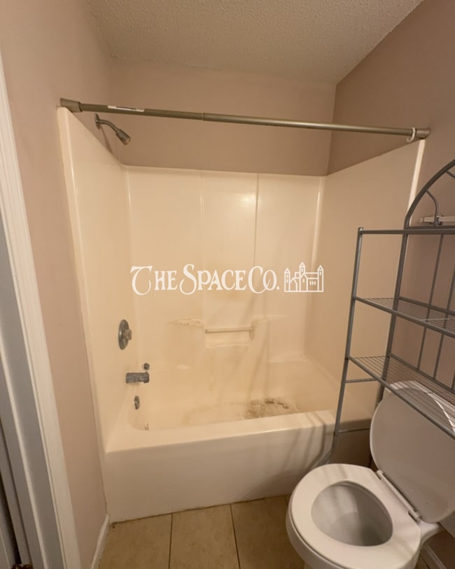 Building Photo - "Charming 2-Bedroom Retreat with 2 Full Baths on Vermont Road!"