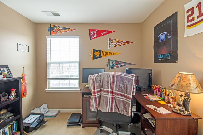 Building Photo - Beautiful 4-Bed, 3.5-Bath End Unit Townhom...