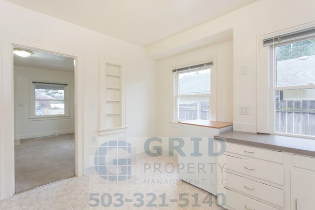 Building Photo - Craftsman Bungalow Available in Kenton Area