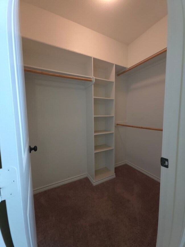 Building Photo - BEAUTIFUL and SPACIOUS 3-bedroom, 2-bathro...