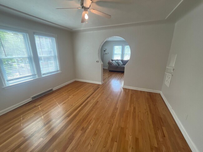 Building Photo - 3BR Duplex Midtown- June 1 move-in