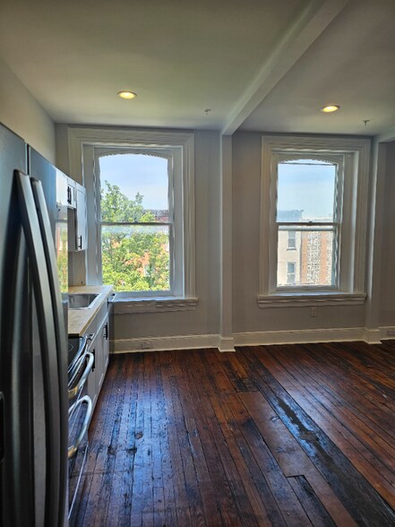 Building Photo - 2116 N Charles St