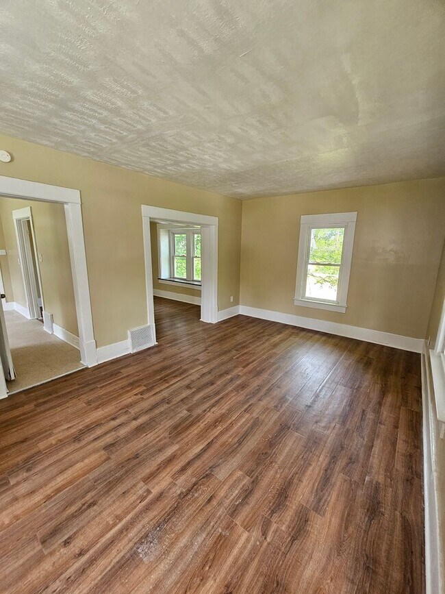 Building Photo - 3 Bedroom House For Rent on Fuller St