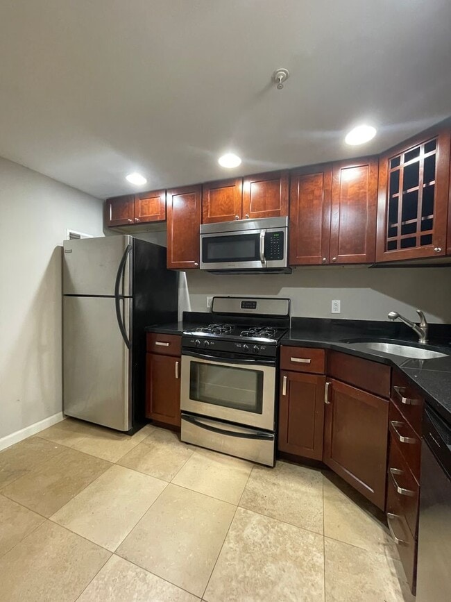 Building Photo - Cozy One Bedroom Townhome w/ All Amenities...