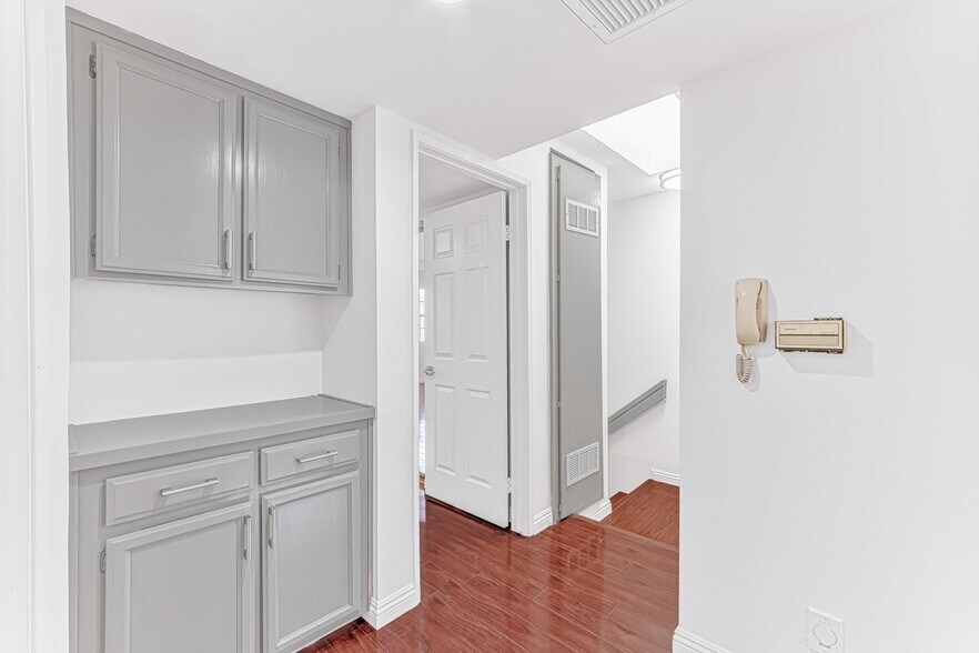 Building Photo - 402 California St