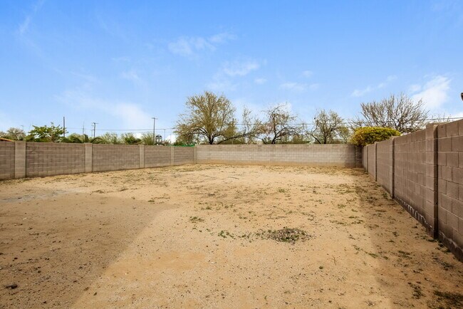 Building Photo - 1626 E Aspen Ave
