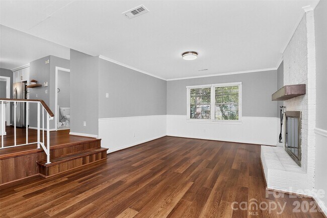 Building Photo - 2438 Knickerbocker Dr