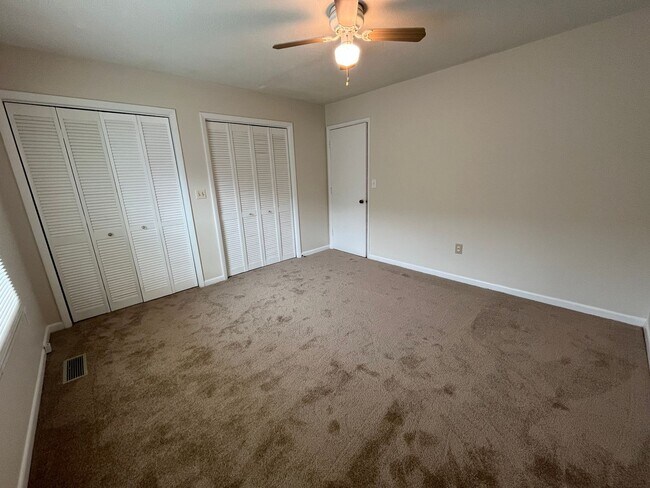 Building Photo - 2 Bedroom, 1.5 Bath Town Home Located at E...