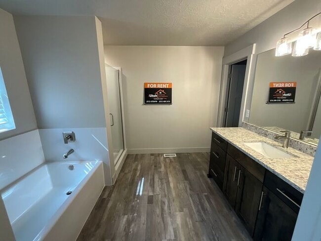 Building Photo - 2 bedroom 2 1/2 bath 2 car garage small dog friendly