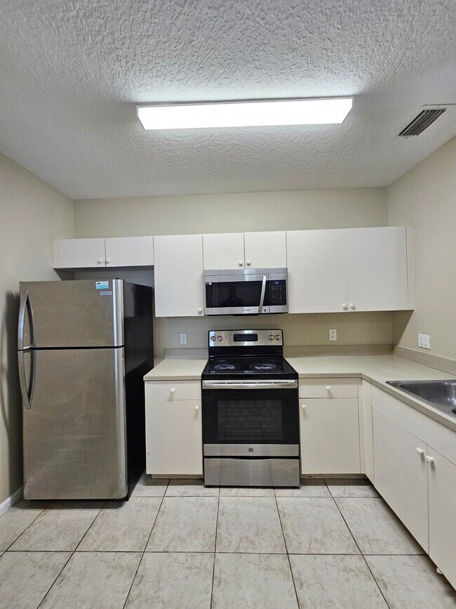 Building Photo - 1063 Golden Lakes Blvd