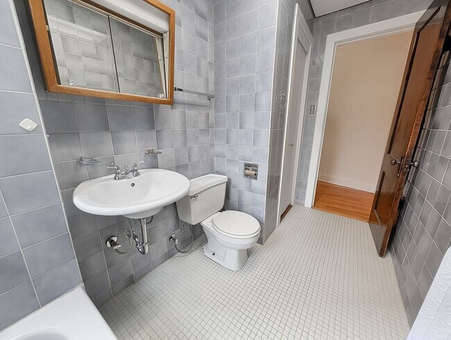 Building Photo - Large 3-bed/1-bath Apartment in the Heart of Rogers Park!