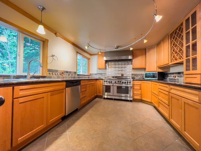 Building Photo - Country living 5 bed w/RV parking and 3 car garage!