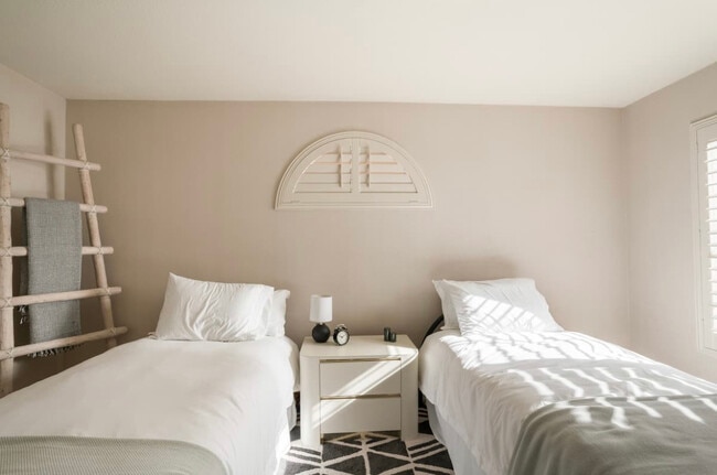 Second Bedroom-Twin beds - 108 Desert Falls Dr E
