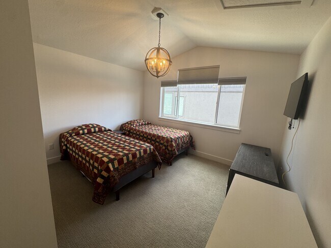 Building Photo - 1137 520 W