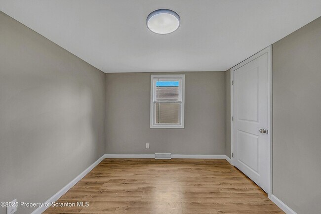 Building Photo - 664 Laurel Dr