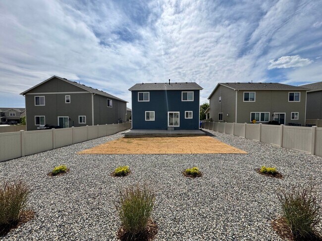 Building Photo - Like new 3 bedroom w/ basement in Enclaves...